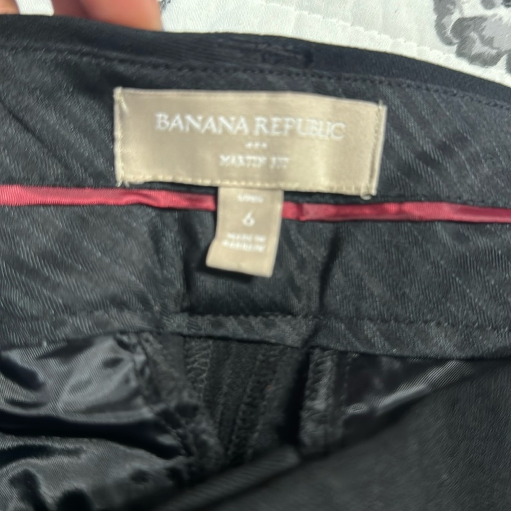Women’s banana republic dress pants . Size 6 long , never worn. Martin fit .